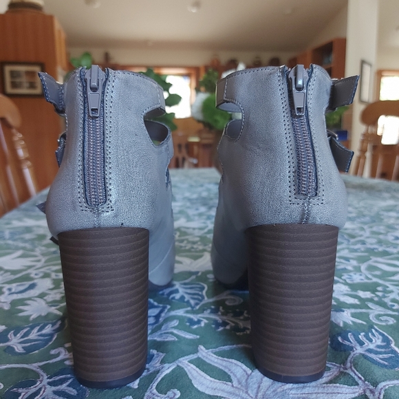 NWOT grey strappy heels size 9 - Picture 4 of 12